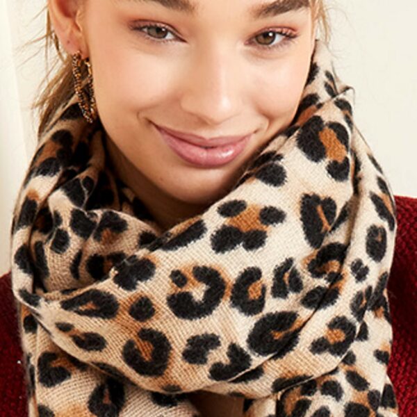DARIA scarf Leopard model 2 close up